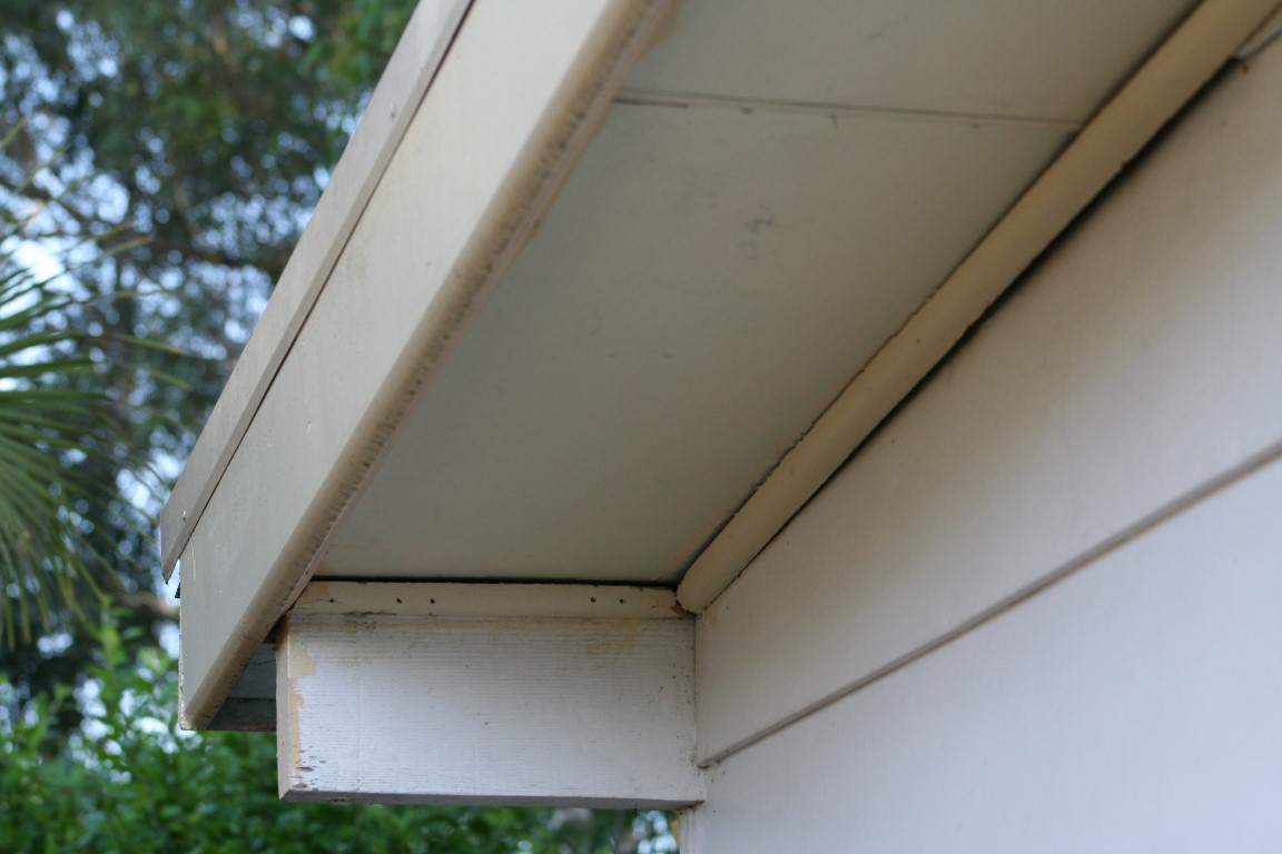 Asbestos cement eaves - maintained