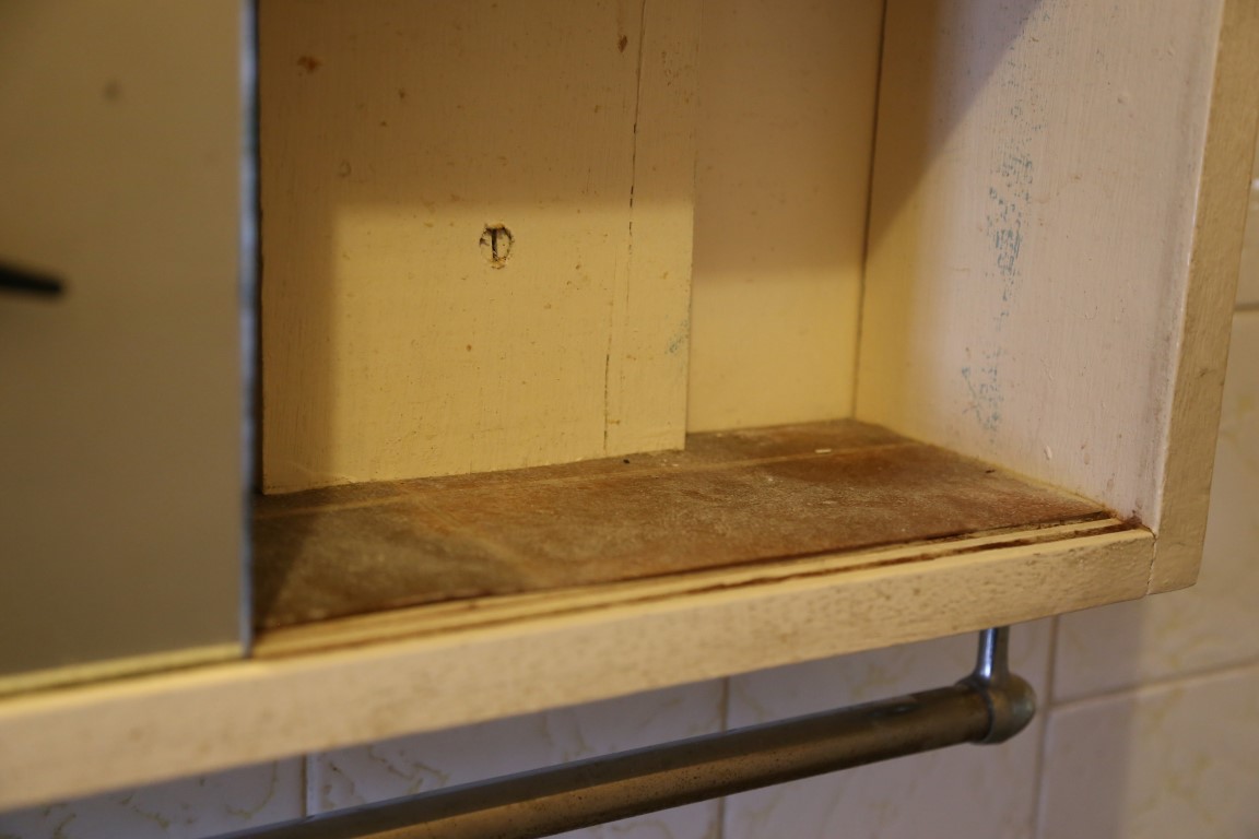 Vinyl flooring as cupboard liner
